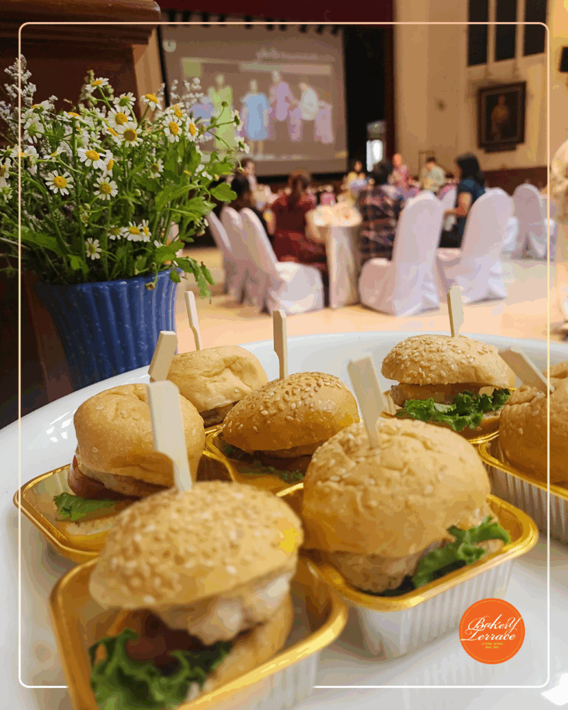Mini burgers on a serving platter. จัดอาหารค็อกเทล เมนูมินิเบอร์เกอร์
