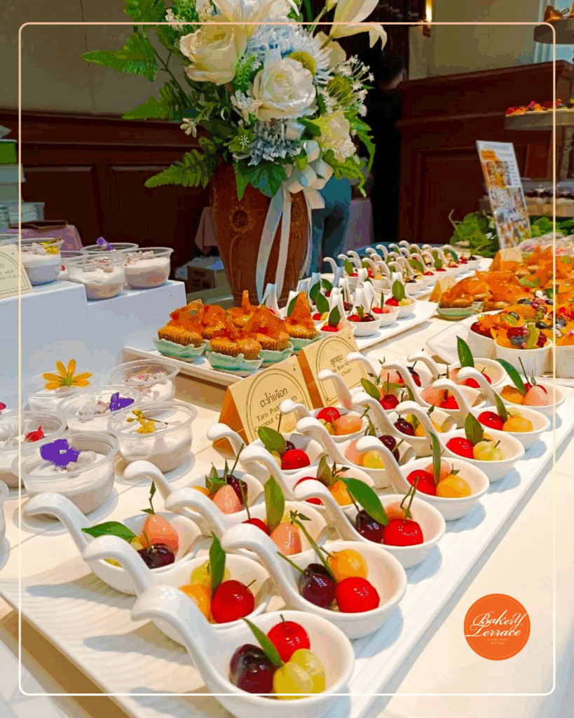 Colorful desserts and appetizers displayed elegantly. จัดอาหารค็อกเทล เมนูขนม อร่อย