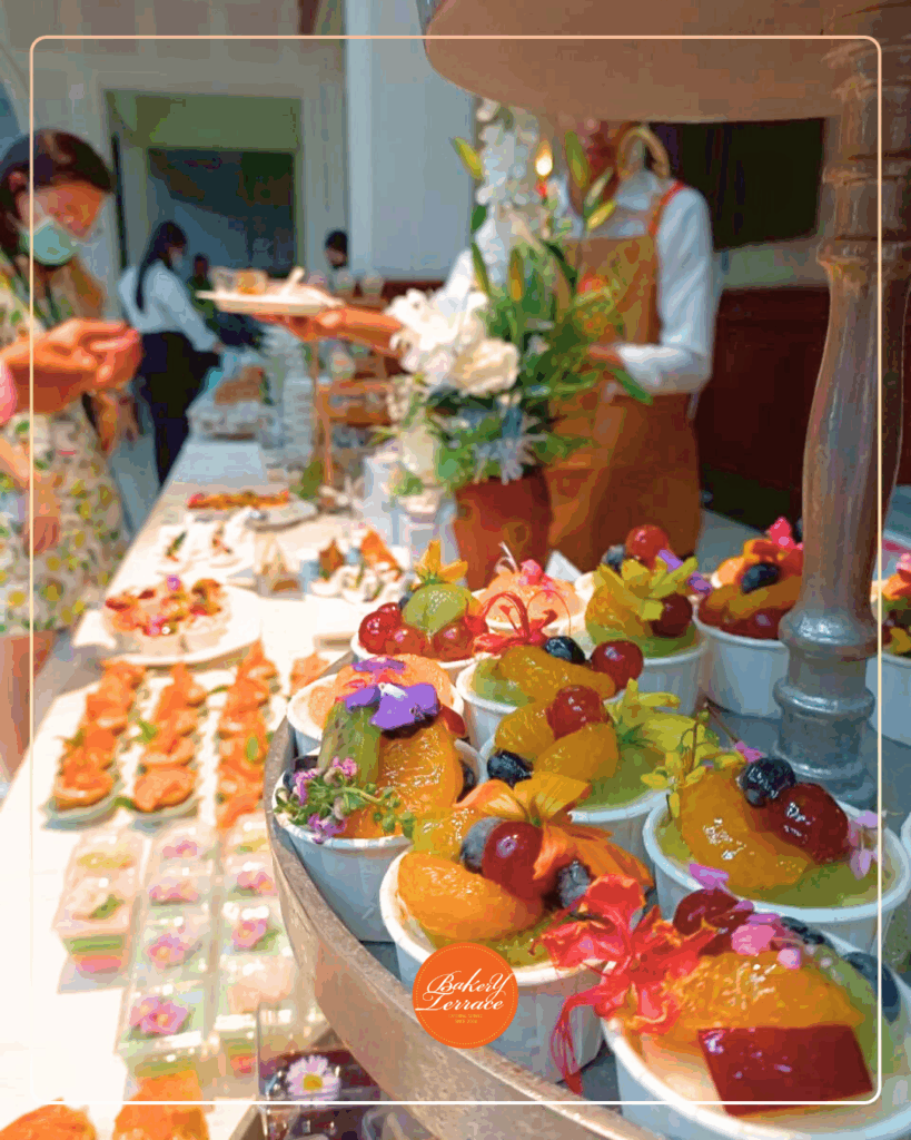Colorful desserts and appetizers displayed elegantly. จัดอาหารค็อกเทล เมนูขนม อร่อย ร้านเบเกอร์รี่เทอเรส